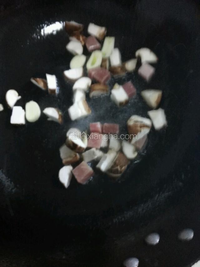 开油锅烧烫，先放入大蒜爆香，再倒入火腿肉粒，蘑菇粒一起爆炒，再倒入冬笋片，马蹄炒匀，放盐，放一点水