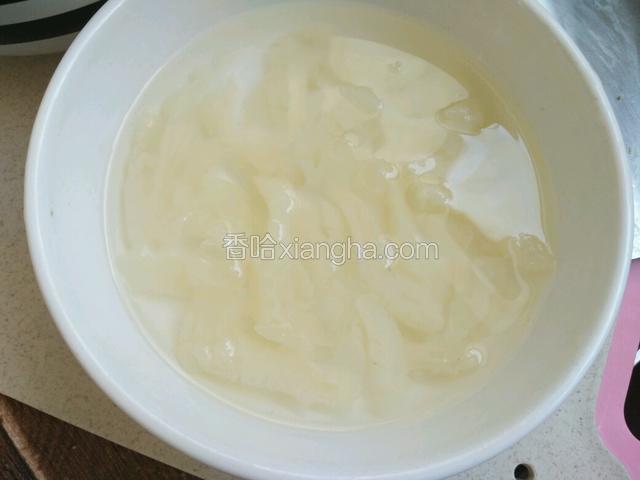 泡好后要片成薄片丝，放70度左右的热水中泡烫一下，能去除海腥味和咸味
