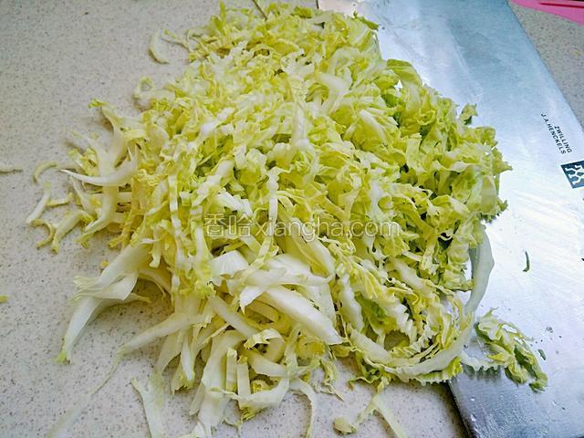 嫩菜心切成细丝备用
