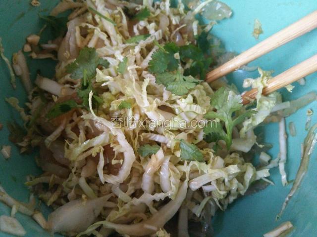 加少许香菜提味，拌匀
