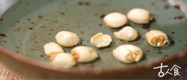黑米、糯米、干莲子浸泡一夜。干荷叶提前一小时泡发备用。