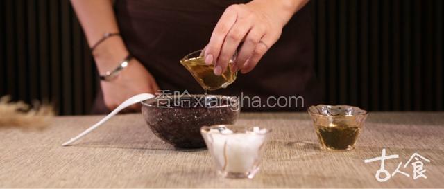 趁热将米饭盛出，拌入适量植物油、绵白糖、蜂蜜搅匀。
