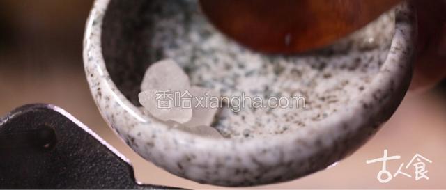 将泡好的米洗净后混合均匀，加水没过半指，入锅蒸熟。莲子切半入沸水加冰糖煮熟。