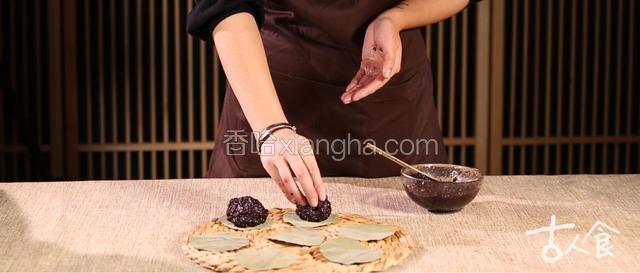 荷叶剪圆成片，待米饭微温时，将米饭团成大小合适的团子放于叶片上，点缀红枣、莲子，再入笼蒸大火五分钟定型，黑米盏即可。