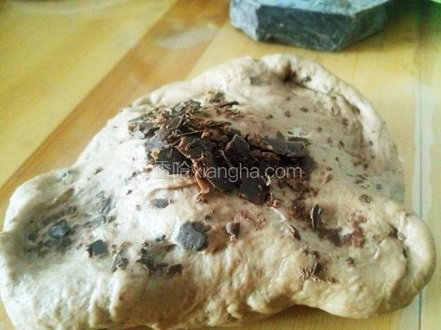 然后放入巧克力碎 我用的是纯黑巧克力 98％……  苦且酸  当然大家可以添加自己喜欢的巧克力 我这纯粹是减肥时期还犯馋