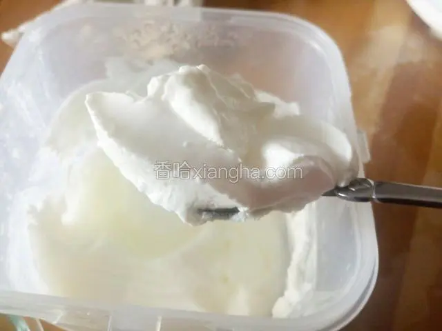 然后用自己家做的老酸奶 而且是上面最干的部分