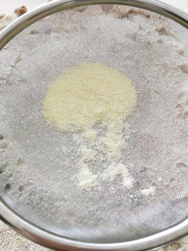取出以后撒上奶粉，奶粉的数量自己控制，喜欢奶味十足的多撒一些。