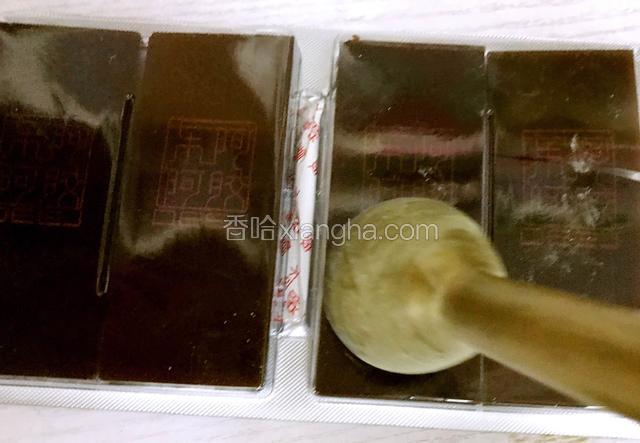 用锤子隔着外包装将阿胶片锤碎