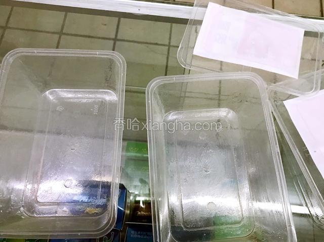 将装阿胶的盒子刷一层薄油