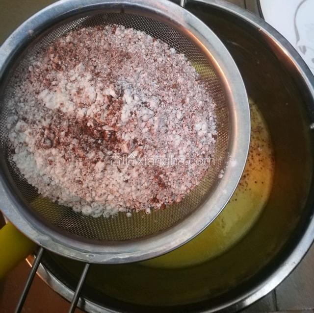 可可粉和面粉混合分2次筛入，划八字搅拌成无颗粒可可面糊。