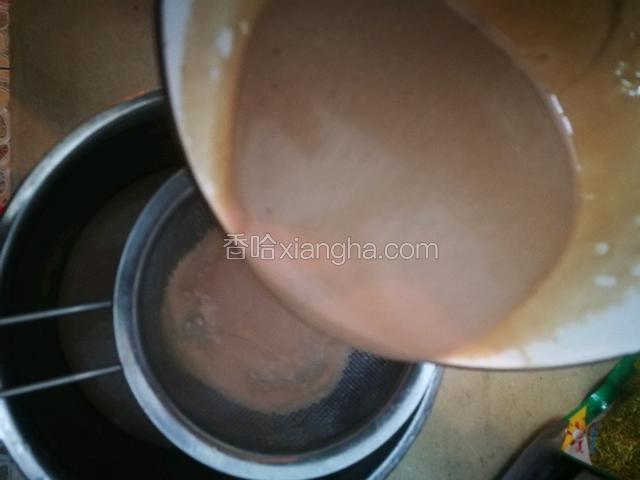 可可面糊过筛3次后封上保鲜膜冷藏30分钟。