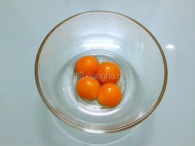 鸡蛋打入碗中
