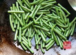 豆角干煸茄子的做法图解3