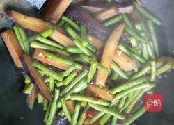豆角干煸茄子的做法图解6