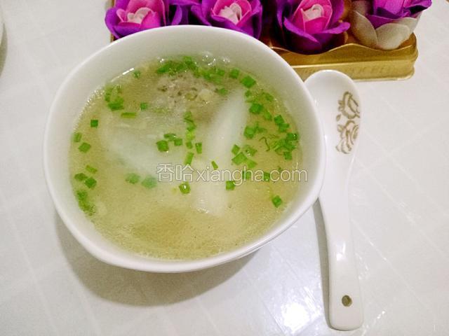 盛在小碗里开吃吧，汤汤和饭一起吃很美味的