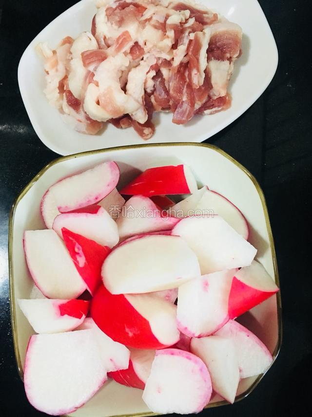 准备所需食材，五花肉切片、水萝卜切滚刀块备用