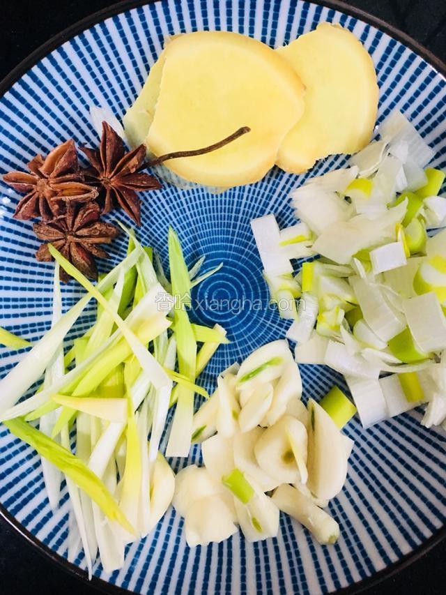 葱切大葱花，蒜头和姜切成片、青蒜切丝、准备三个八角备用