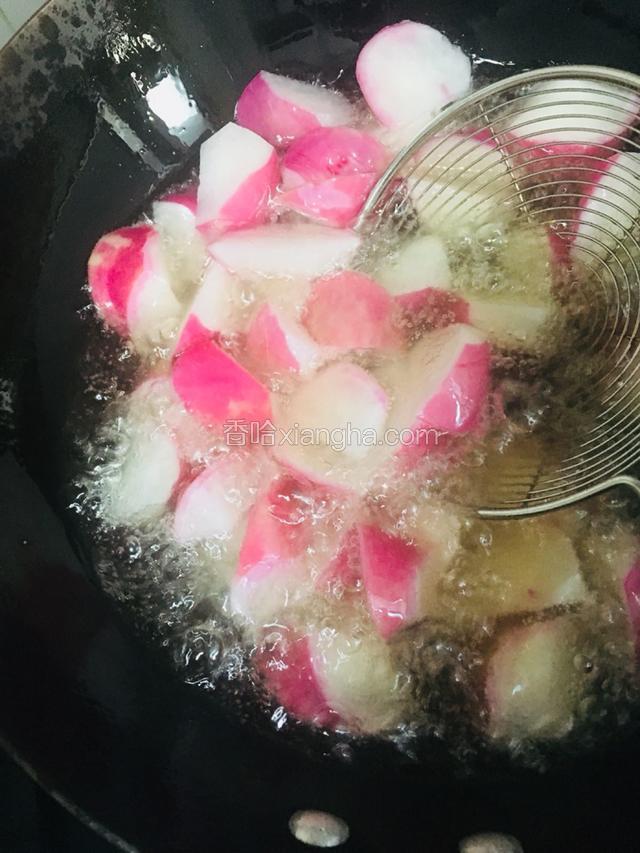 放入水萝卜进行炸制，利用油的热气去除萝卜的臭气，炸至萝卜表面有小气泡即可，这一步很关键。
