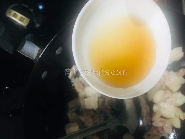 放入料酒继续翻炒均匀