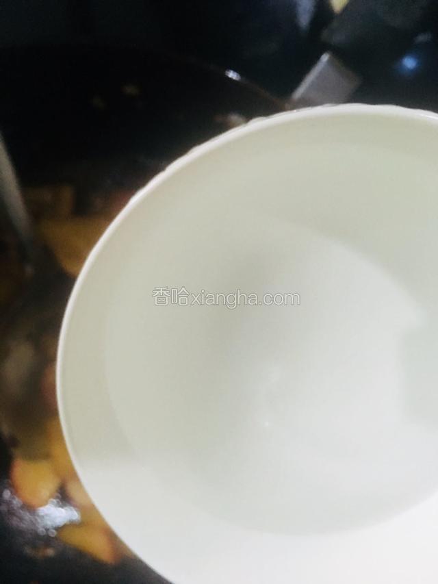 放入炸好的萝卜翻炒均匀，加一点水