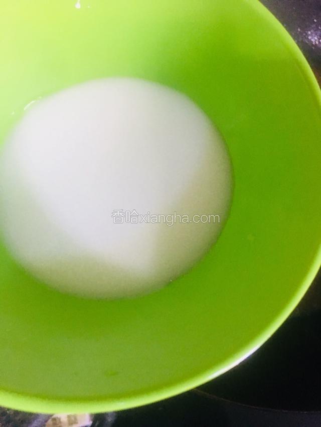 最后加入少许水淀粉勾芡，侍汤汁包裹在萝卜上，淋上香油即可出锅。