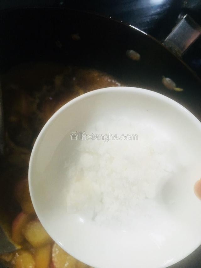 再加入适量的白糖继续翻炒均匀