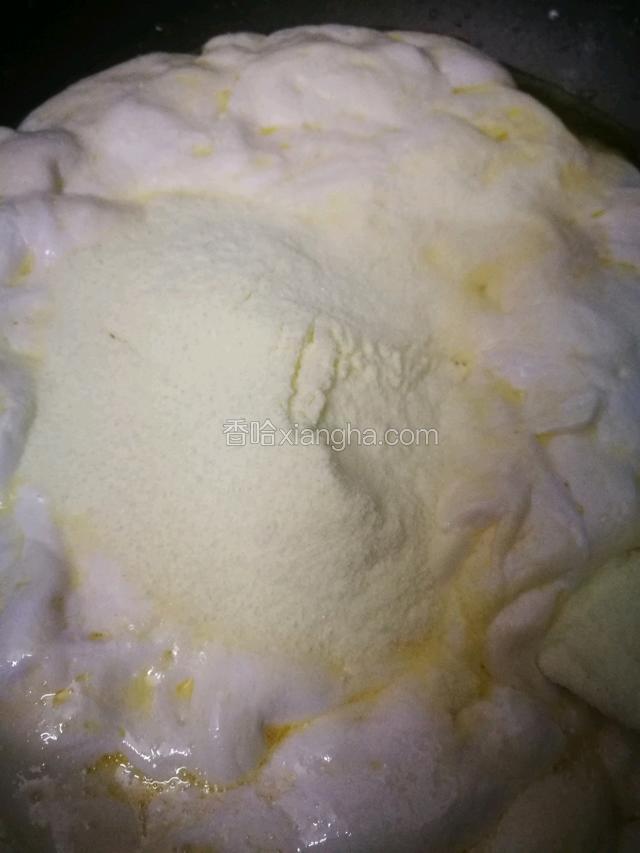 把奶粉加入到化好后的棉花糖中继续小火搅拌均匀。