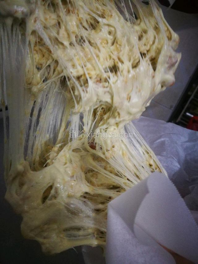 搅拌均匀后取放凉出带上手套拉丝裹匀。