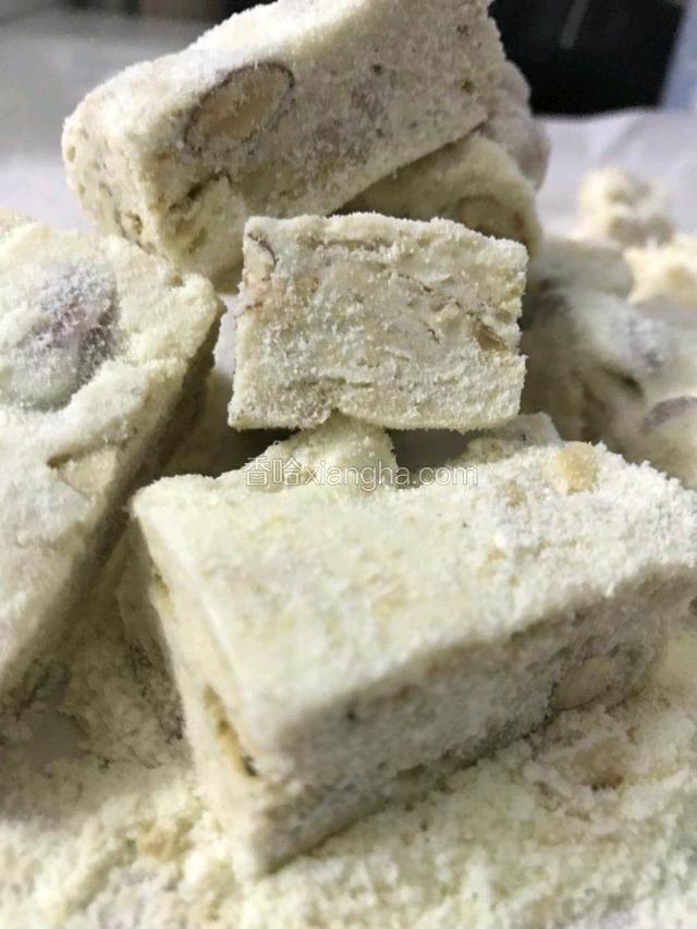 最后切成同等大小的长方形条撒上奶粉。美味酥口的雪花酥就做好了。