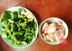 五花肉炒青椒的做法图解1