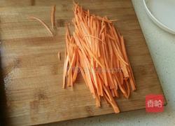 胡萝卜炒豆芽的做法图解1