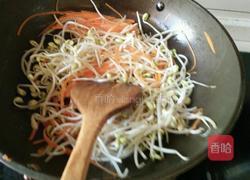 胡萝卜炒豆芽的做法图解3