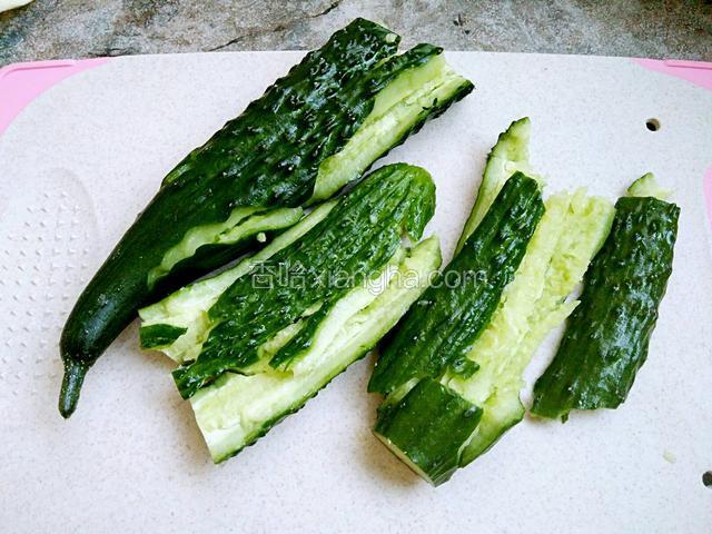 黄瓜洗干净，像图中那样拍碎。