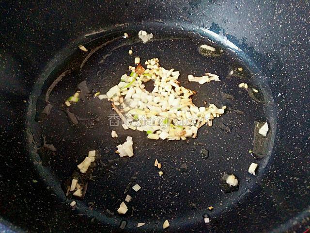 热锅凉油，加入葱蒜末，爆香锅。