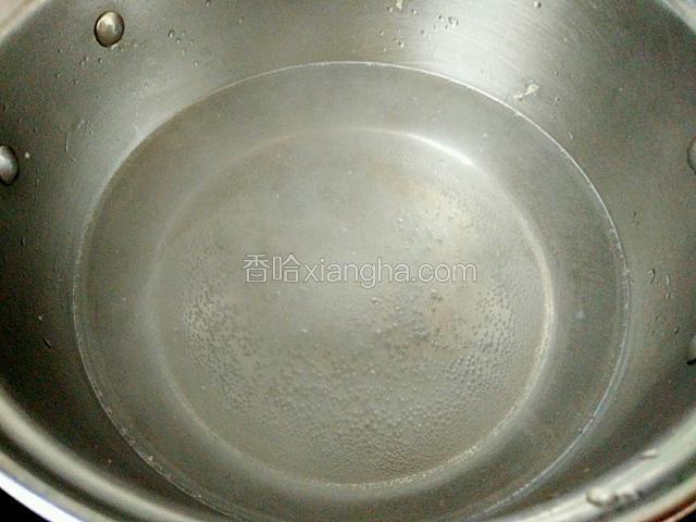 锅中加适量水烧开（或者直接加开水）