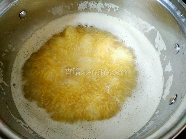 大火煮开两分钟。转小火煮。