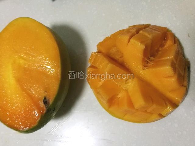 芒果切块。要选台龙或凯特,比较甜颜色也好。