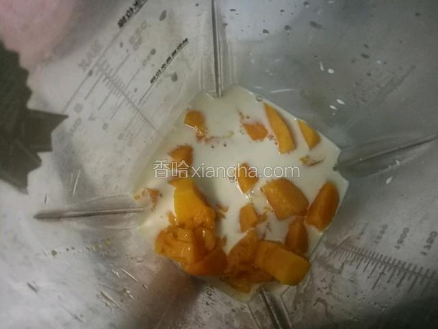 其它的芒果粒和牛奶混合放破壁机里榨汁。这步芒果如果不够甜加适量糖