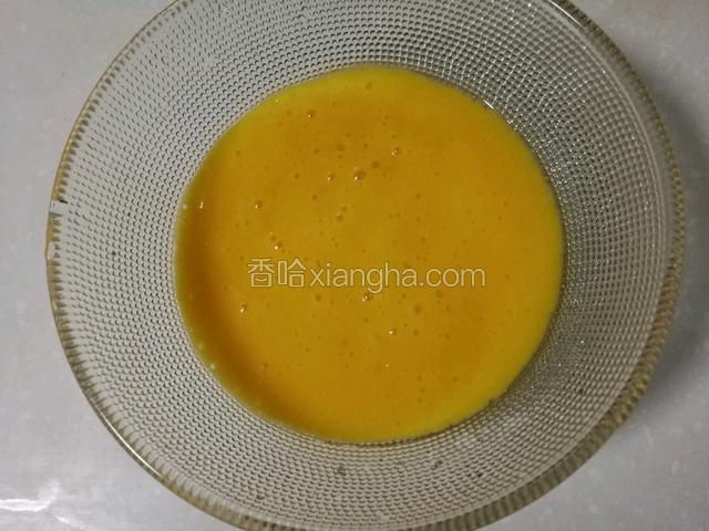 榨出来的果汁倒二分之一放碗底