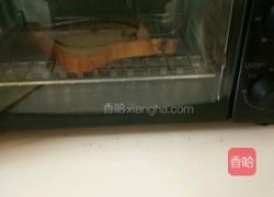 在烤箱里烤的烤红豆牛奶面包片1的做法图解1