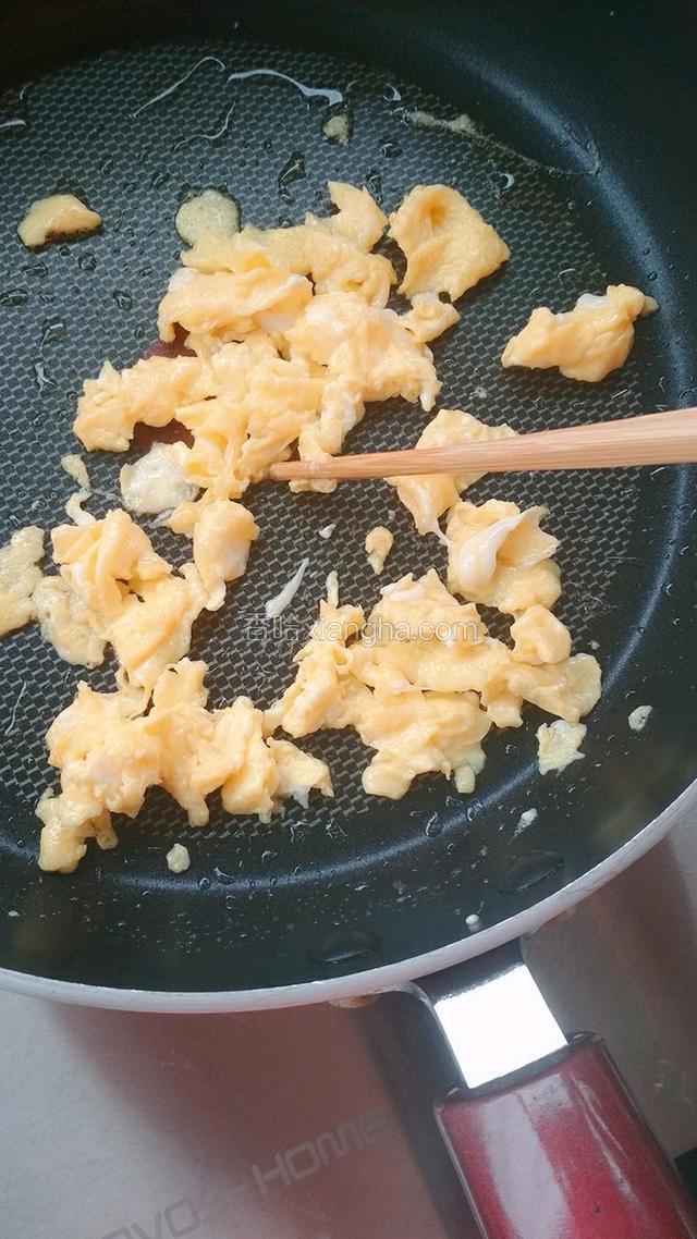 鸡蛋一边小火煎一边用筷子打散