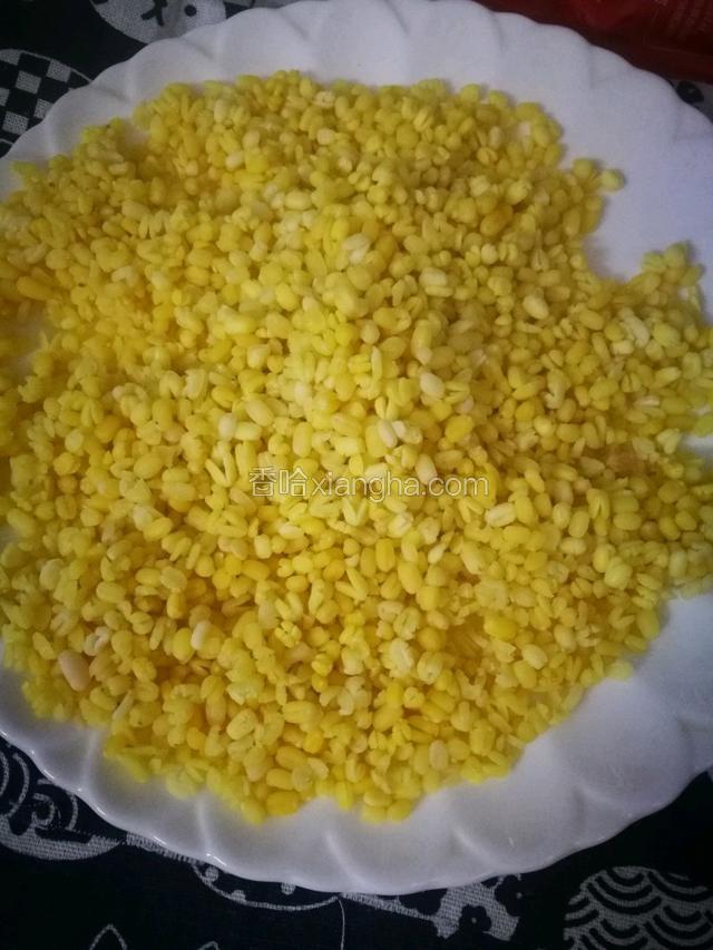 绿豆提前浸泡12小时后蒸笼大火蒸20分钟至熟。