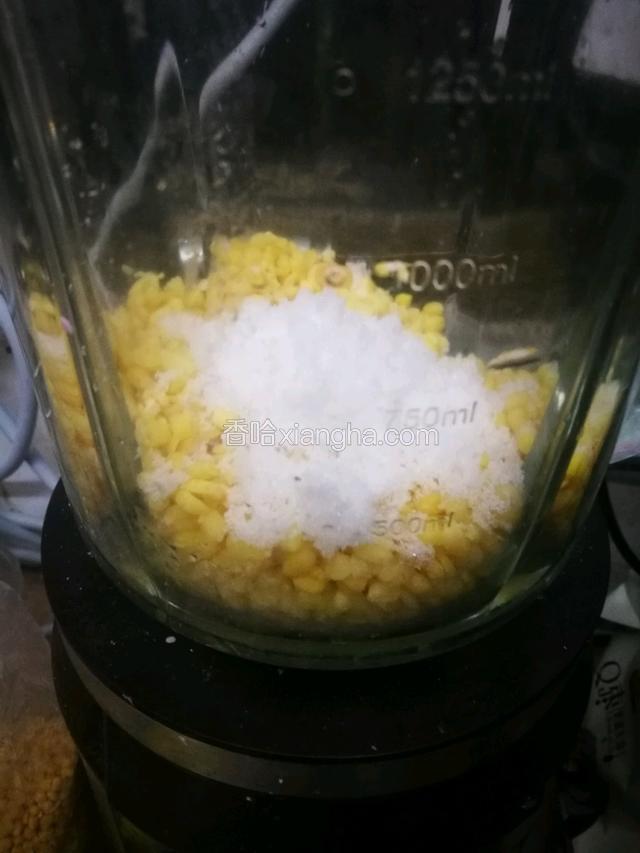 蒸熟的绿豆加绵白糖放进料理机打磨成绿豆沙
