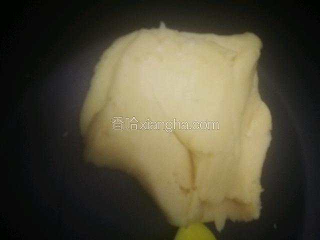 锅里放入黄油融化加入绿豆沙小火翻炒，再加入奶粉继续小火翻炒。翻炒成有点干粉状可抱团即可。