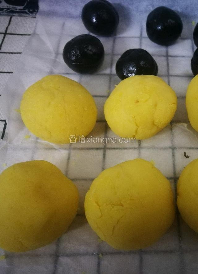 把翻炒好的绿豆泥和黑芝麻馅分别5份40克的外皮和5份10克的内陷。把内馅放进外皮里包裹起来。