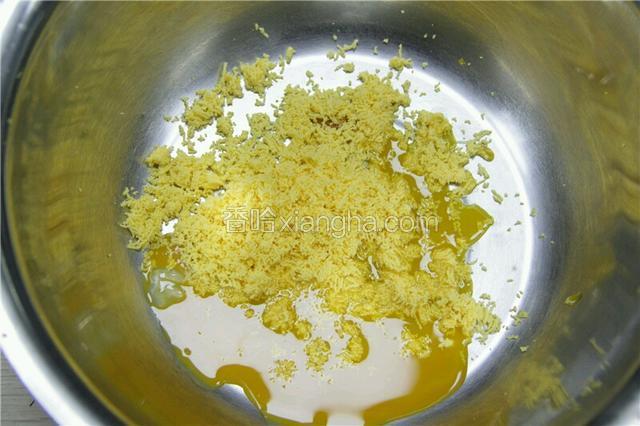 熟蛋黄过筛与生蛋黄混合均匀。