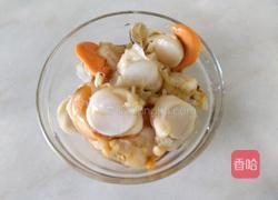 鸳鸯贝炒青椒圆葱胡萝卜的做法图解1