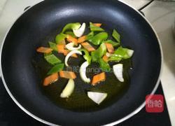 鸳鸯贝炒青椒圆葱胡萝卜的做法图解5