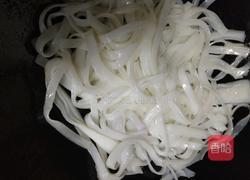 腊肉炒河粉的做法图解7