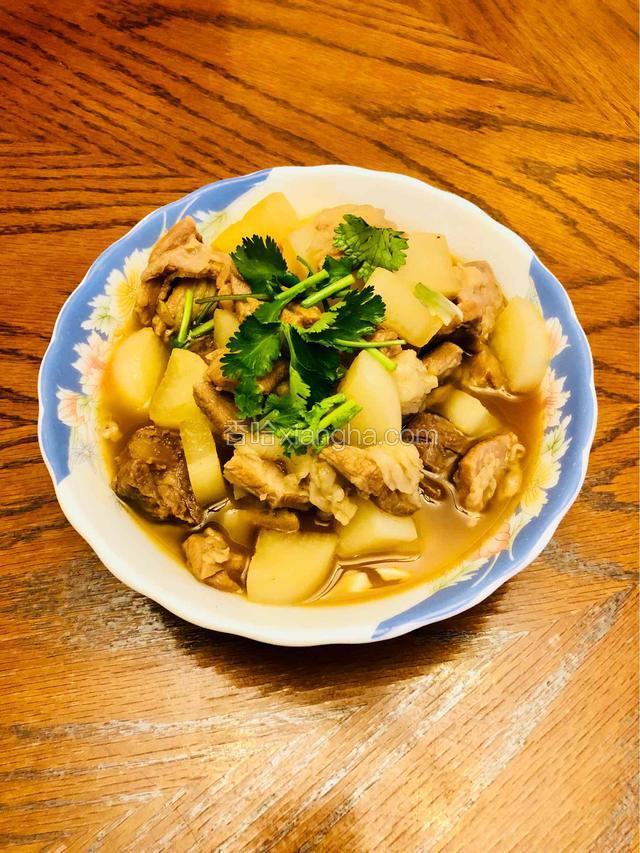出锅装盘，撒点香菜段点缀。